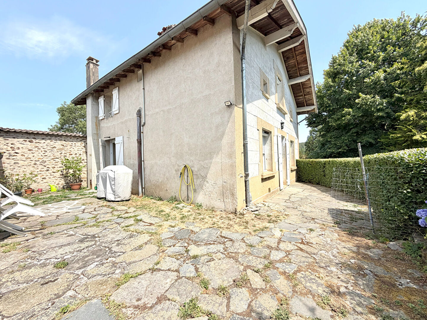 Charmante maison en pierre à Saint Romain Les Atheux 128.69m²