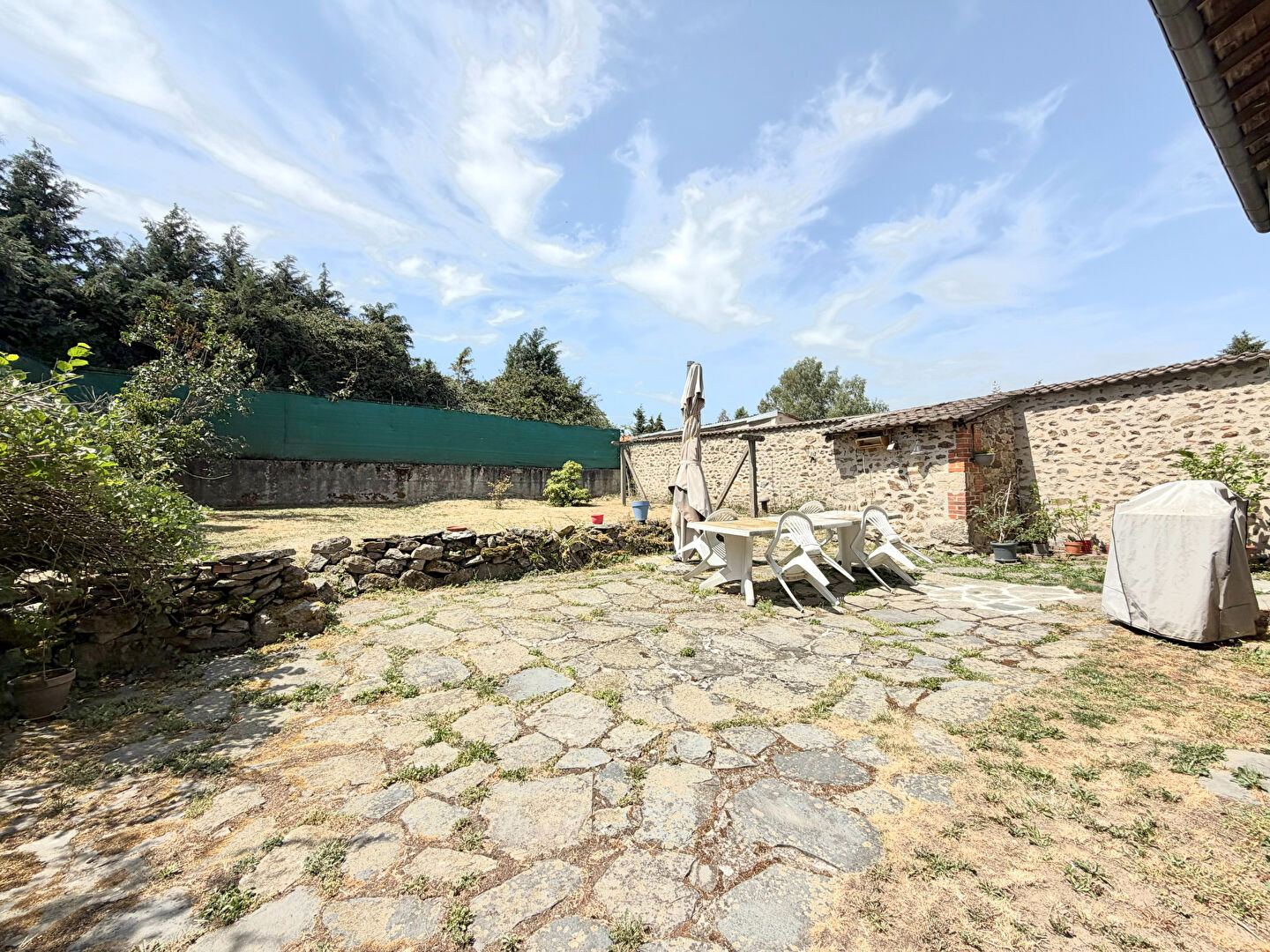 Charmante maison en pierre à Saint Romain Les Atheux 128.69m²