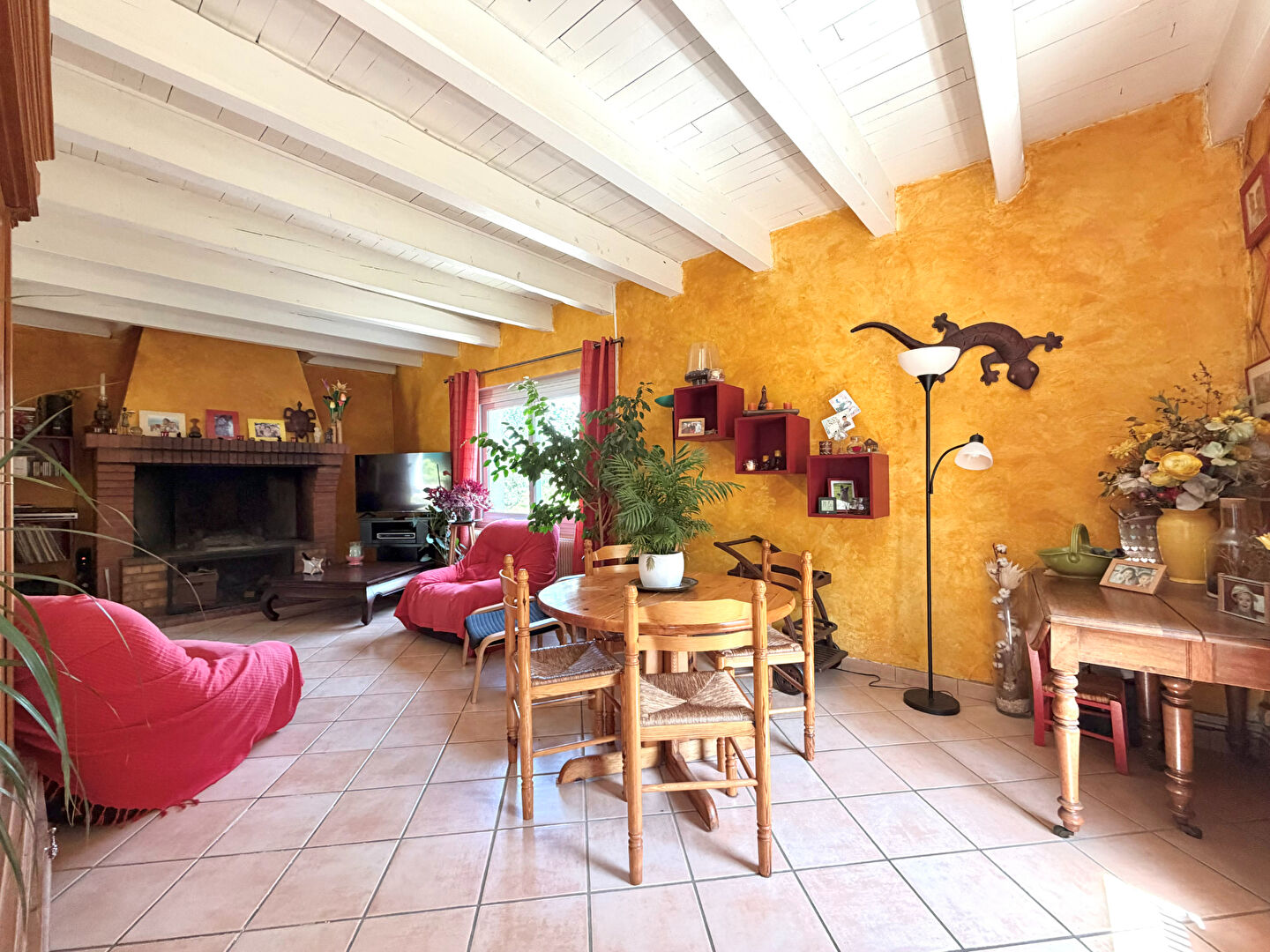 Charmante maison en pierre à Saint Romain Les Atheux 128.69m²