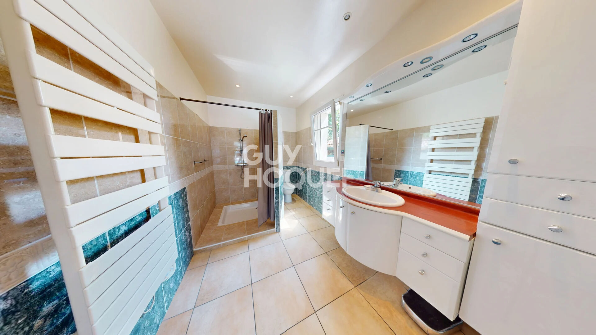 Villa de 184 m² située dans un quartier calme et huppé de Biarritz.