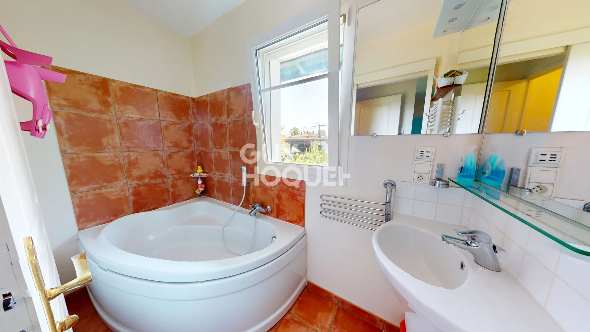 Villa de 184 m² située dans un quartier calme et huppé de Biarritz.