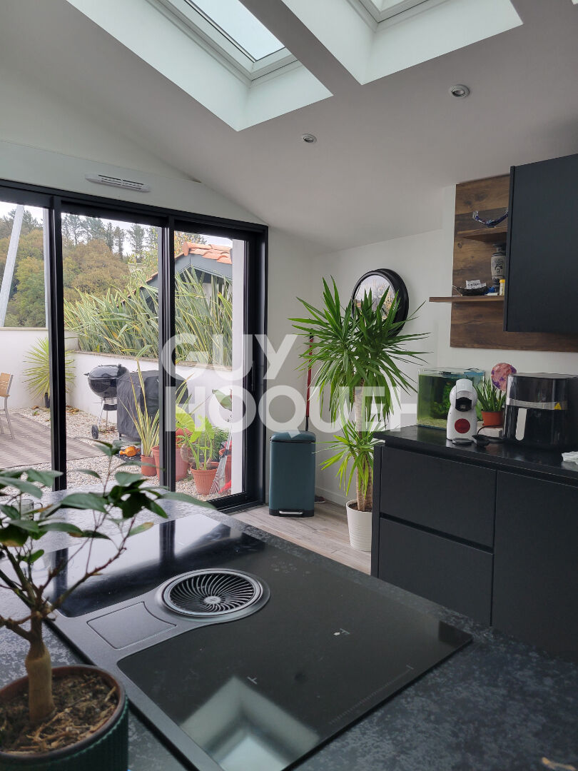 COUP DE COEUR - A  ne pas manquer : jolie maison contemporaine face au Lac de ST PEE SUR NIVELLE.