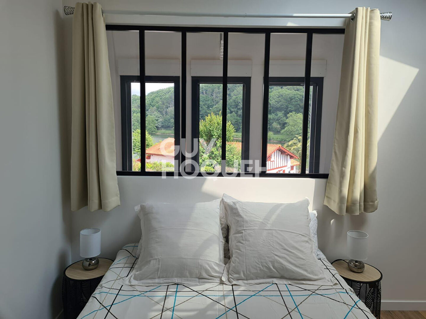 COUP DE COEUR - A  ne pas manquer : jolie maison contemporaine face au Lac de ST PEE SUR NIVELLE.