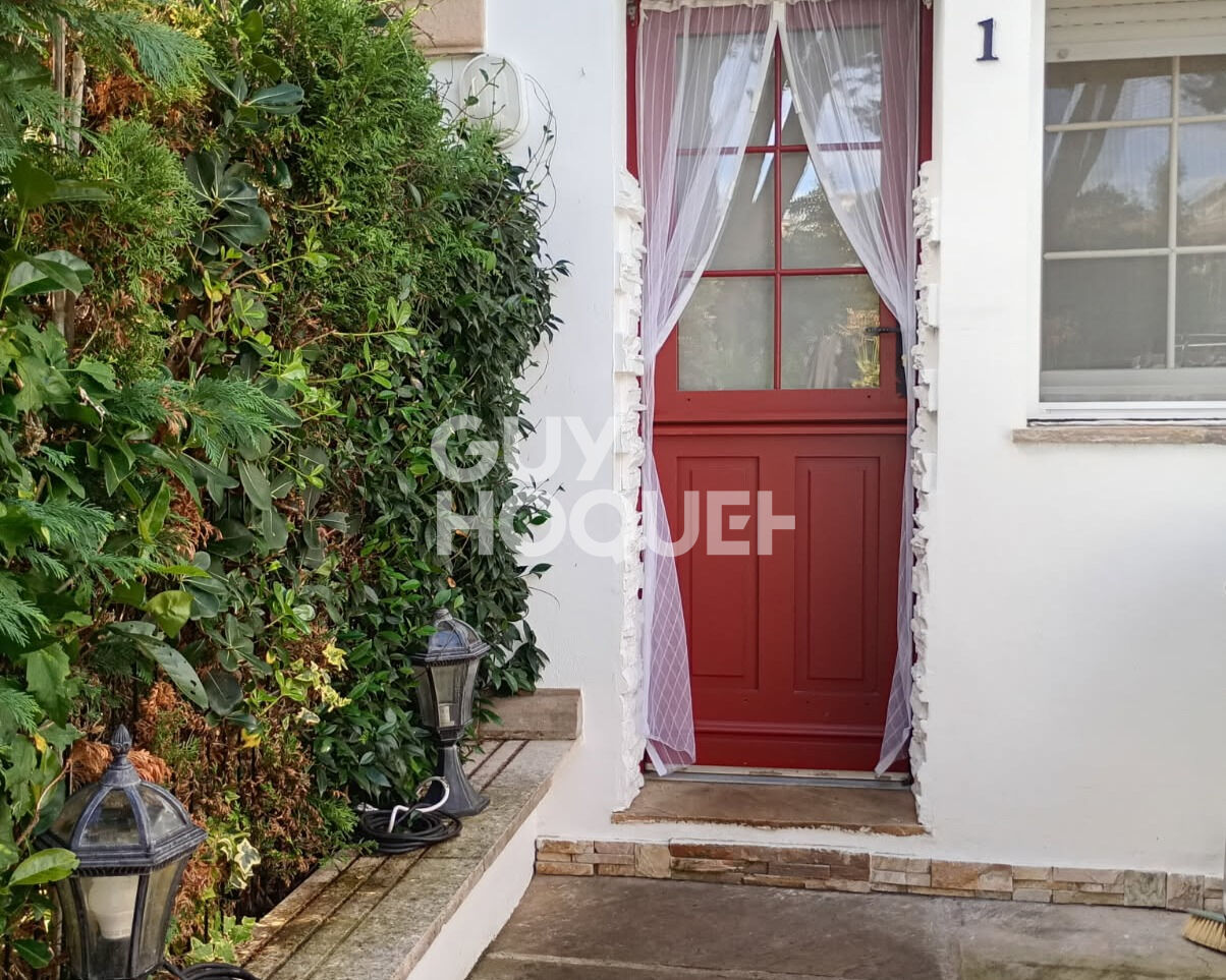 À deux pas de la plage des Deux Jumeaux-T2 rez-de-jardin.