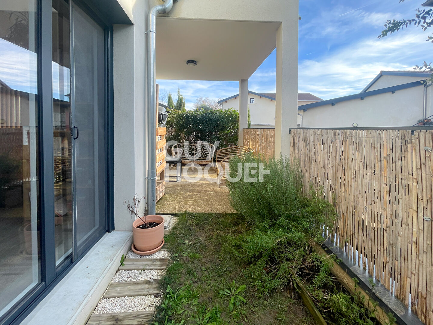 À VENDRE  Appartement de plain-pied avec jardin  Centre de Luzinay