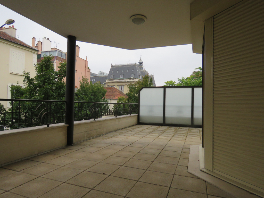 Appartement 5 pièces d'une surface habitable de 100 m² à louer à SAINT MAUR DES FOSSES (94100).