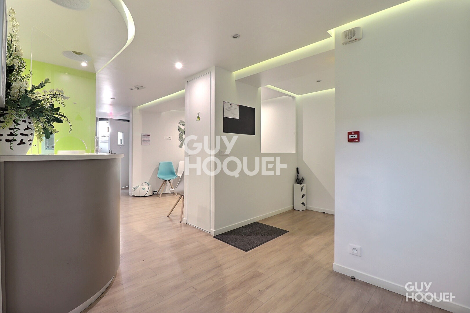 Local commercial Massy 100.94 m² avec 3 places de parking couvertes