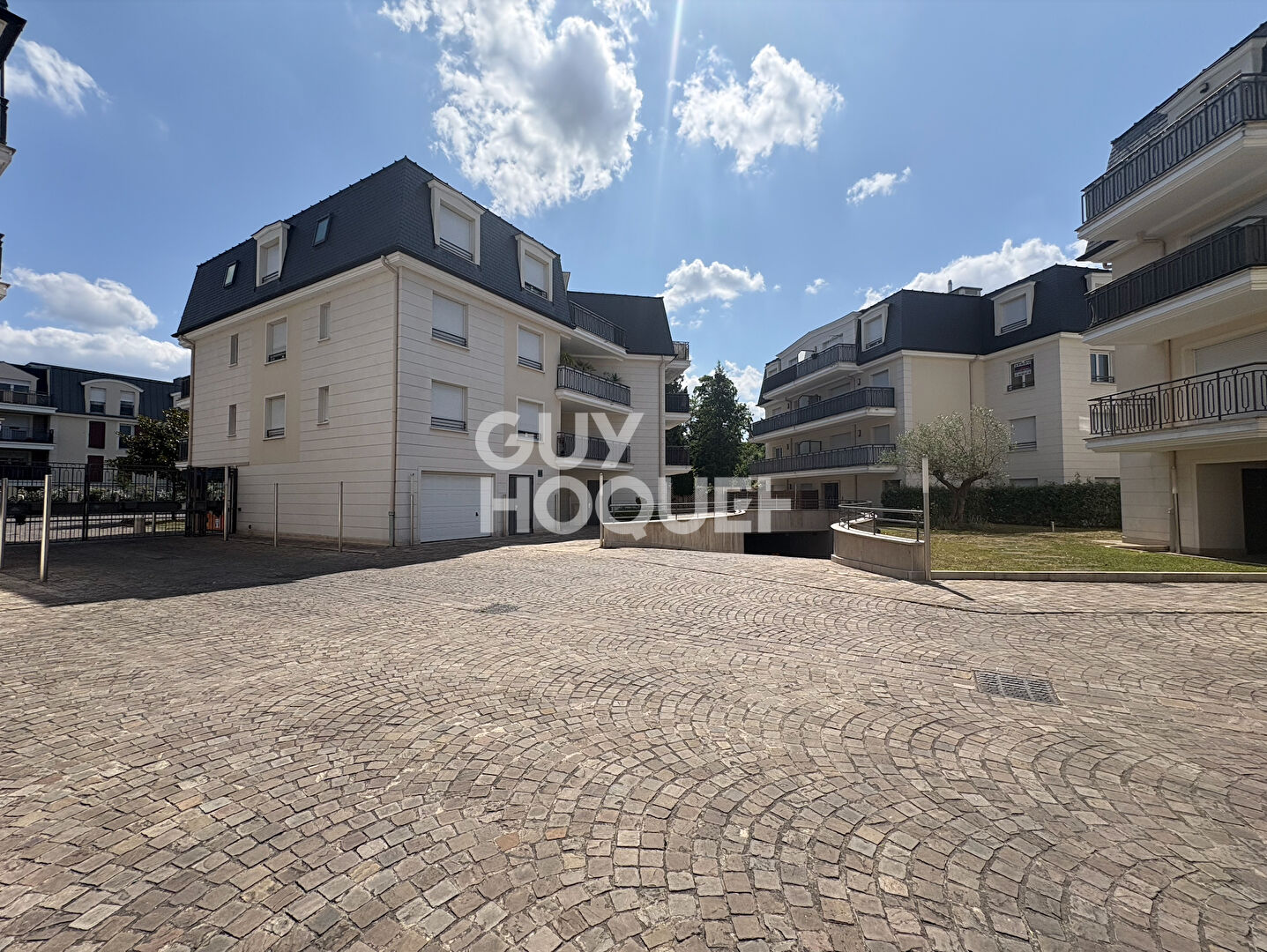 grande place de parking en sous sol sécurisé