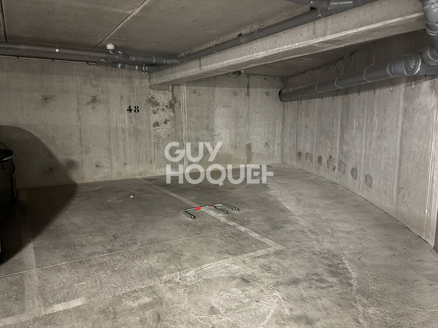 grande place de parking en sous sol sécurisé