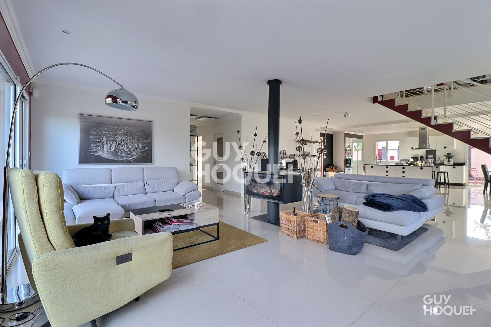 En vente  Villa d'architecte  sur terrain de 800 m², jardin arboré, double box