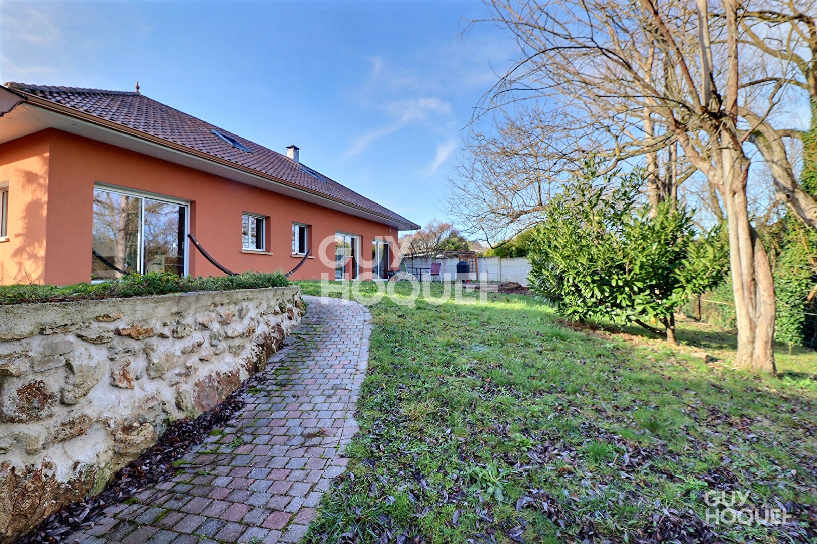 En vente  Villa d'architecte  sur terrain de 800 m², jardin arboré, double box