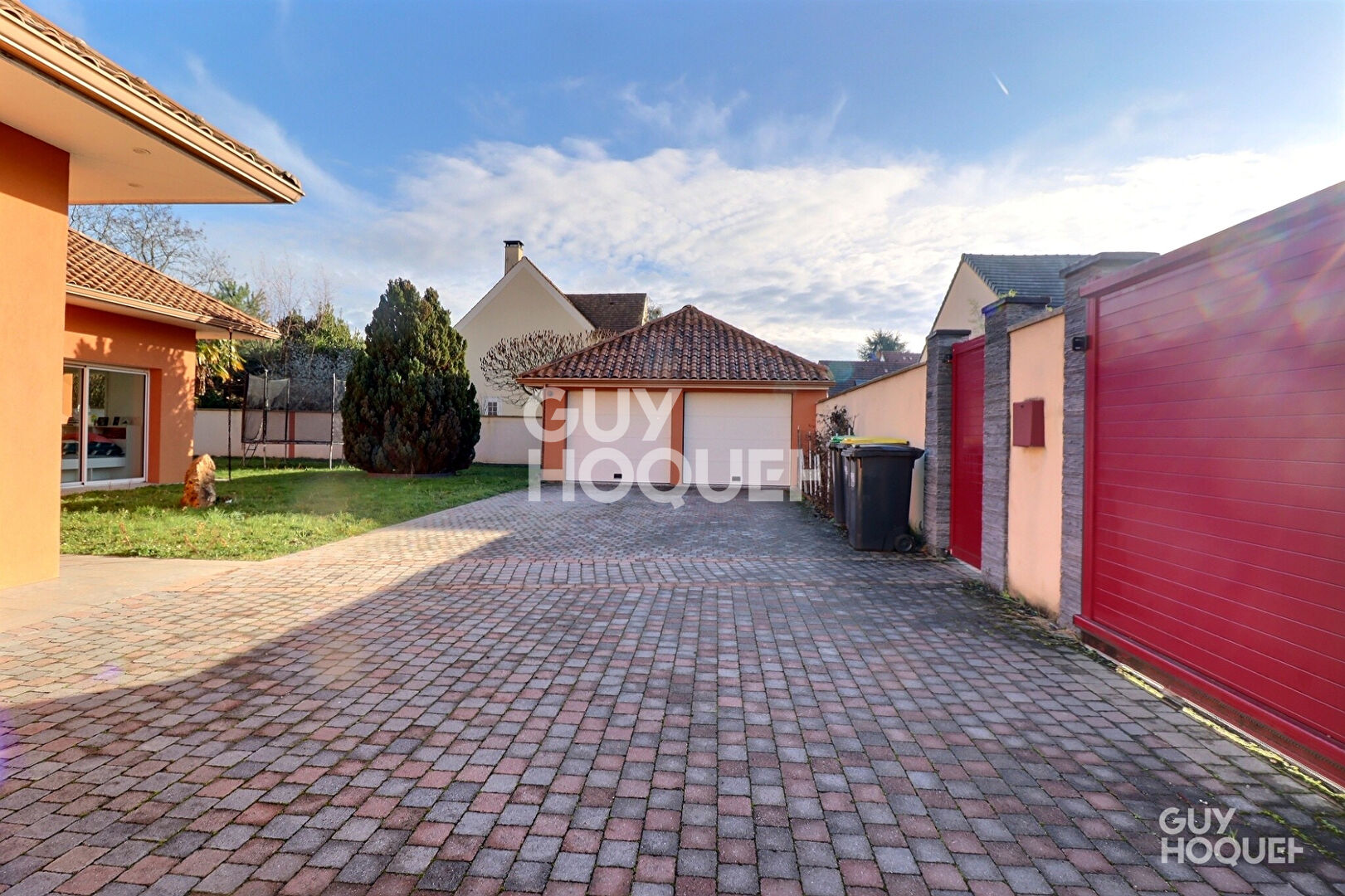 En vente  Villa d'architecte  sur terrain de 800 m², jardin arboré, double box