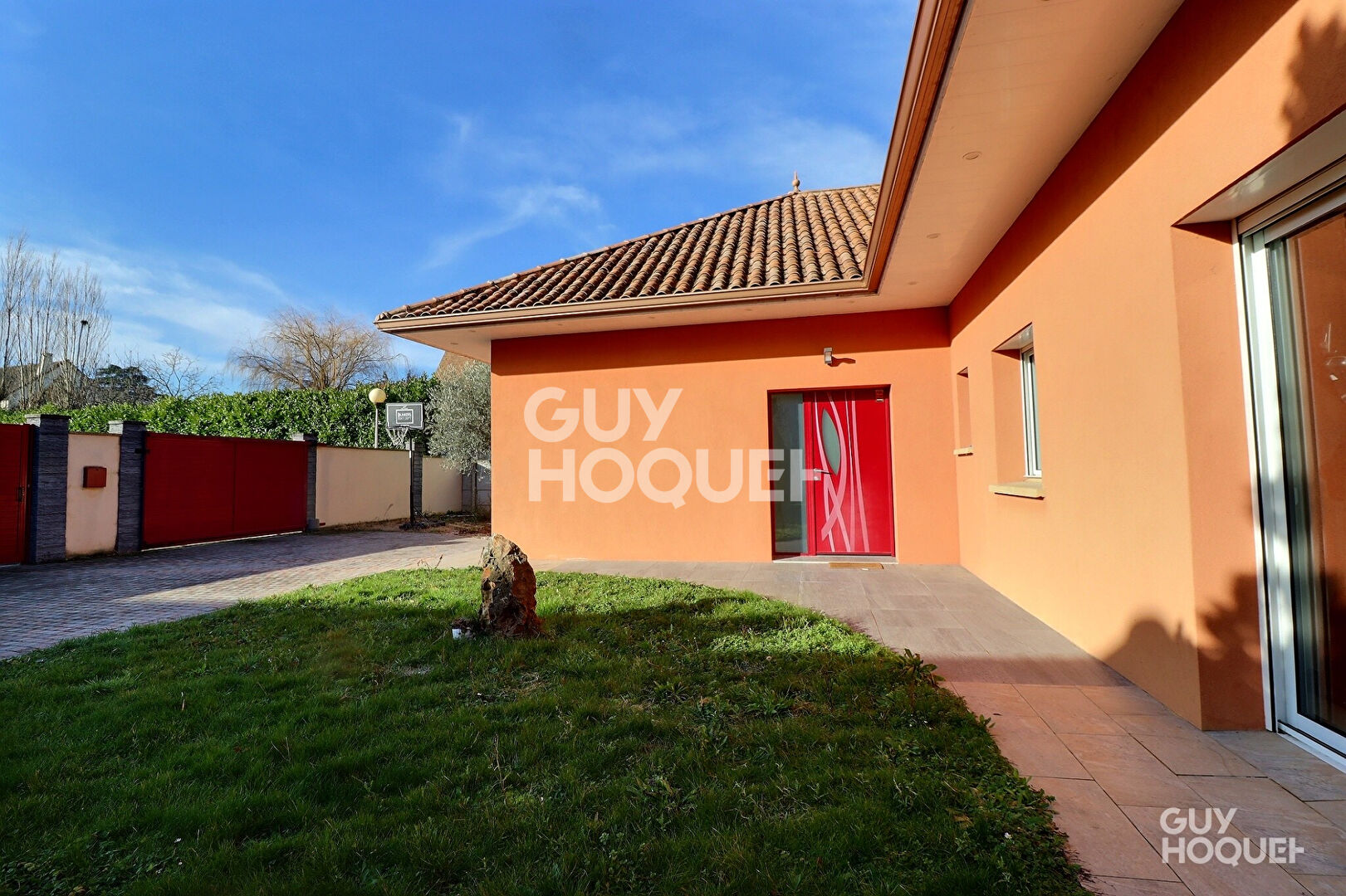 En vente  Villa d'architecte  sur terrain de 800 m², jardin arboré, double box