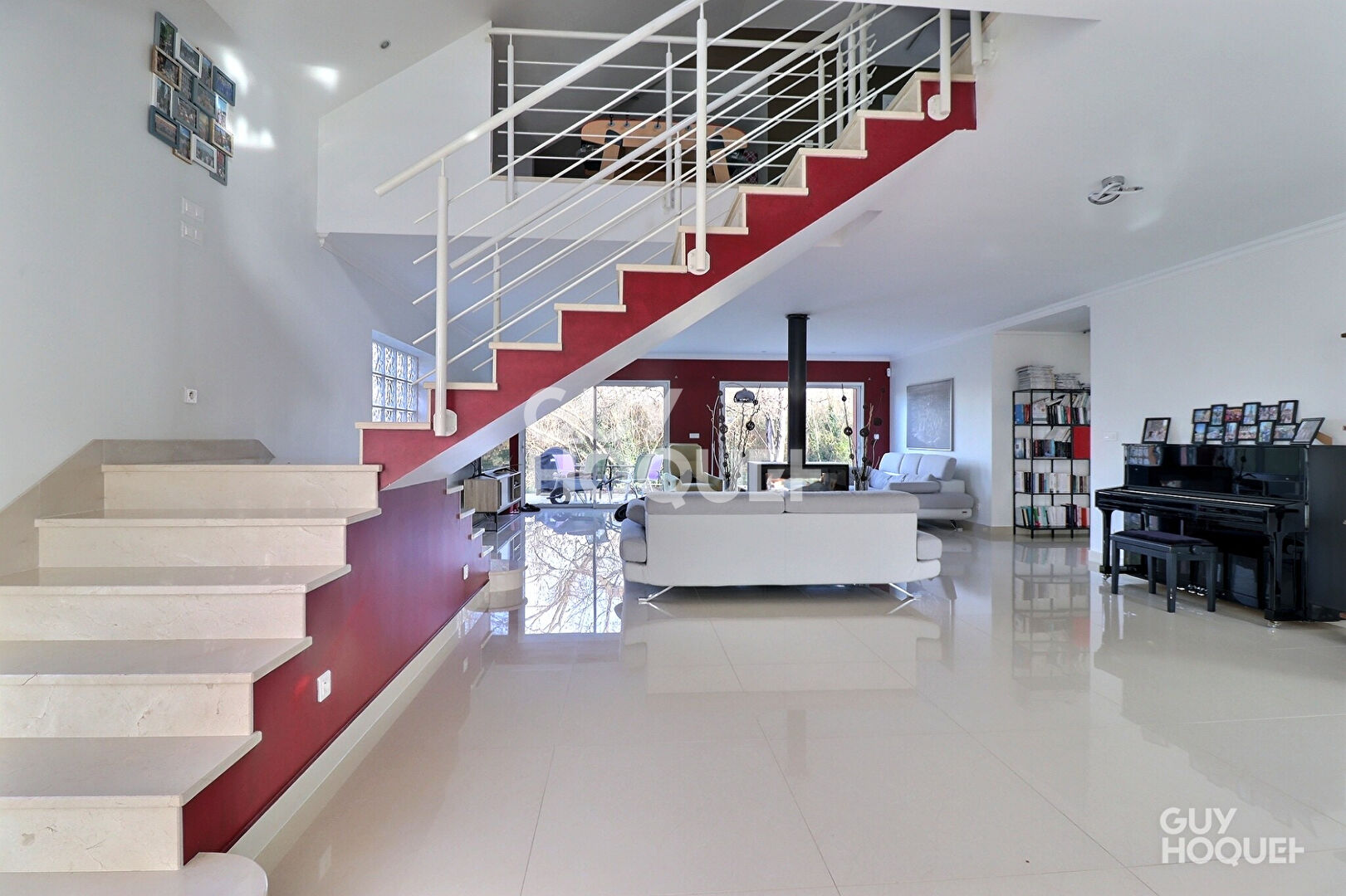 En vente  Villa d'architecte  sur terrain de 800 m², jardin arboré, double box