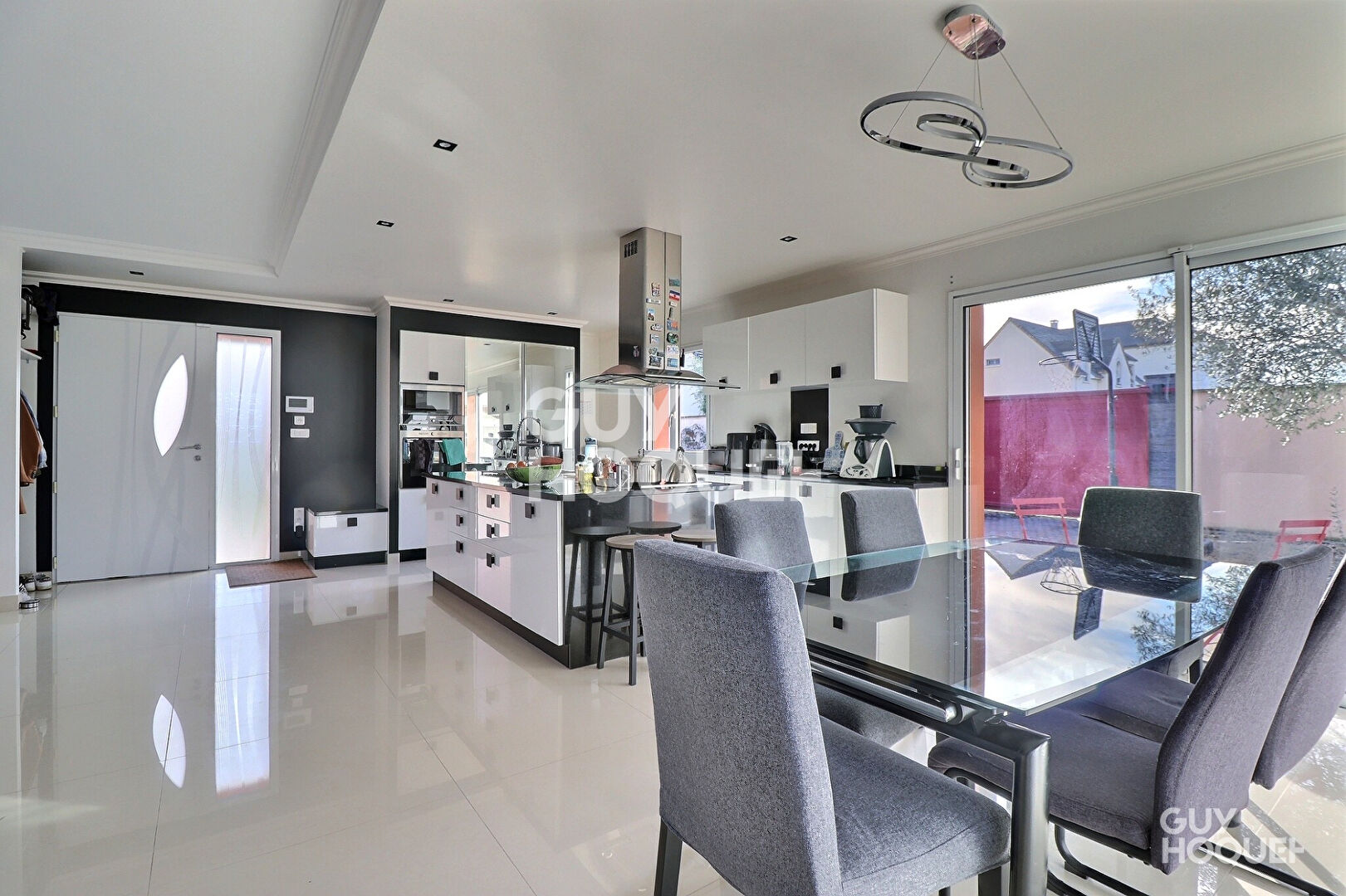 En vente  Villa d'architecte  sur terrain de 800 m², jardin arboré, double box