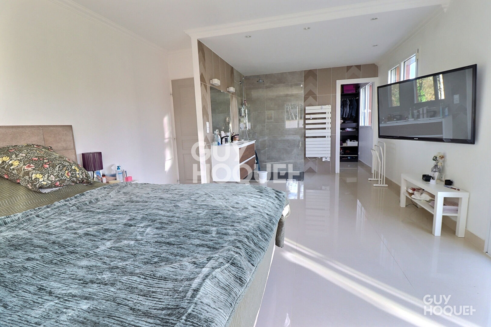 En vente  Villa d'architecte  sur terrain de 800 m², jardin arboré, double box