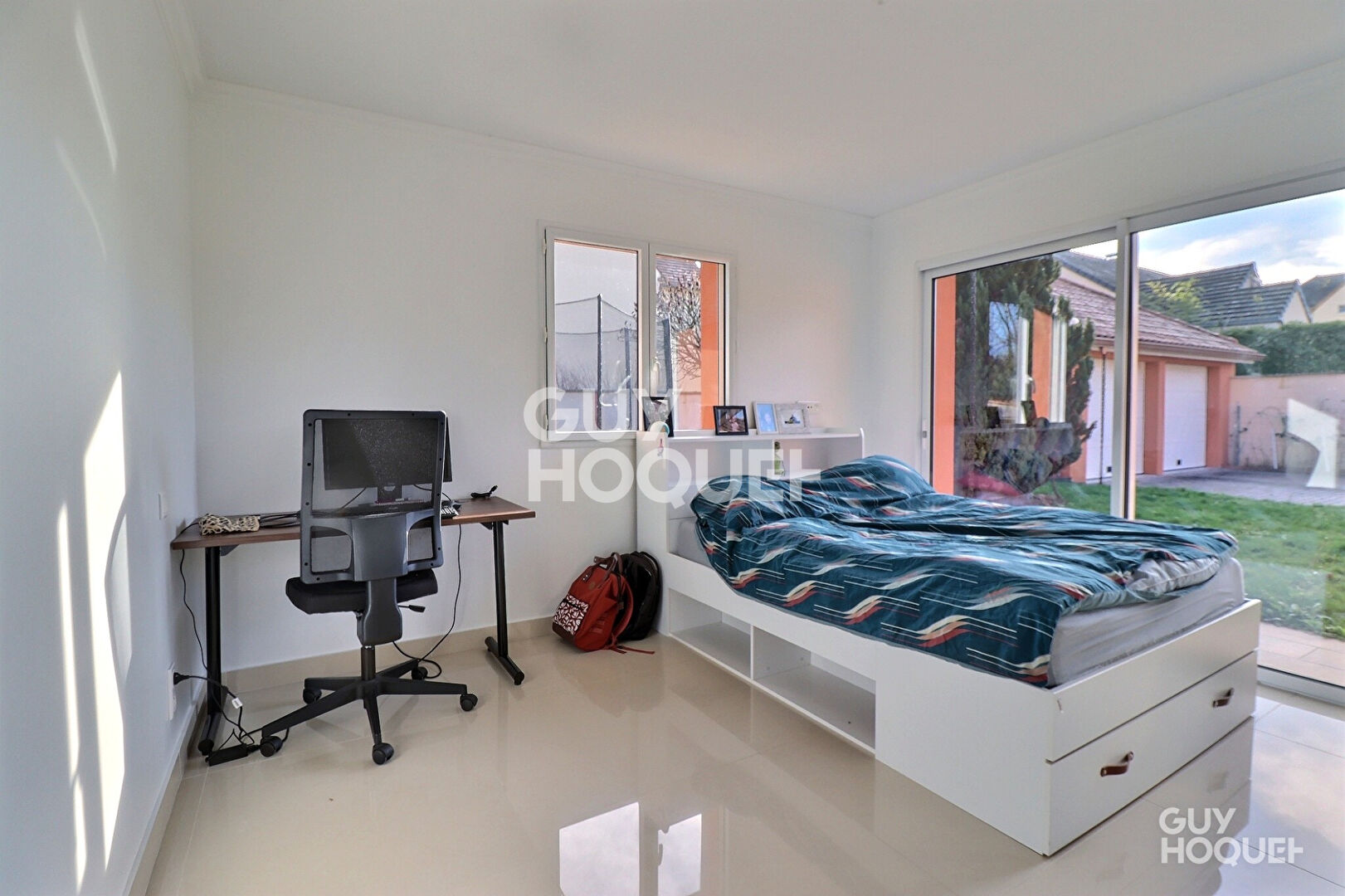 En vente  Villa d'architecte  sur terrain de 800 m², jardin arboré, double box