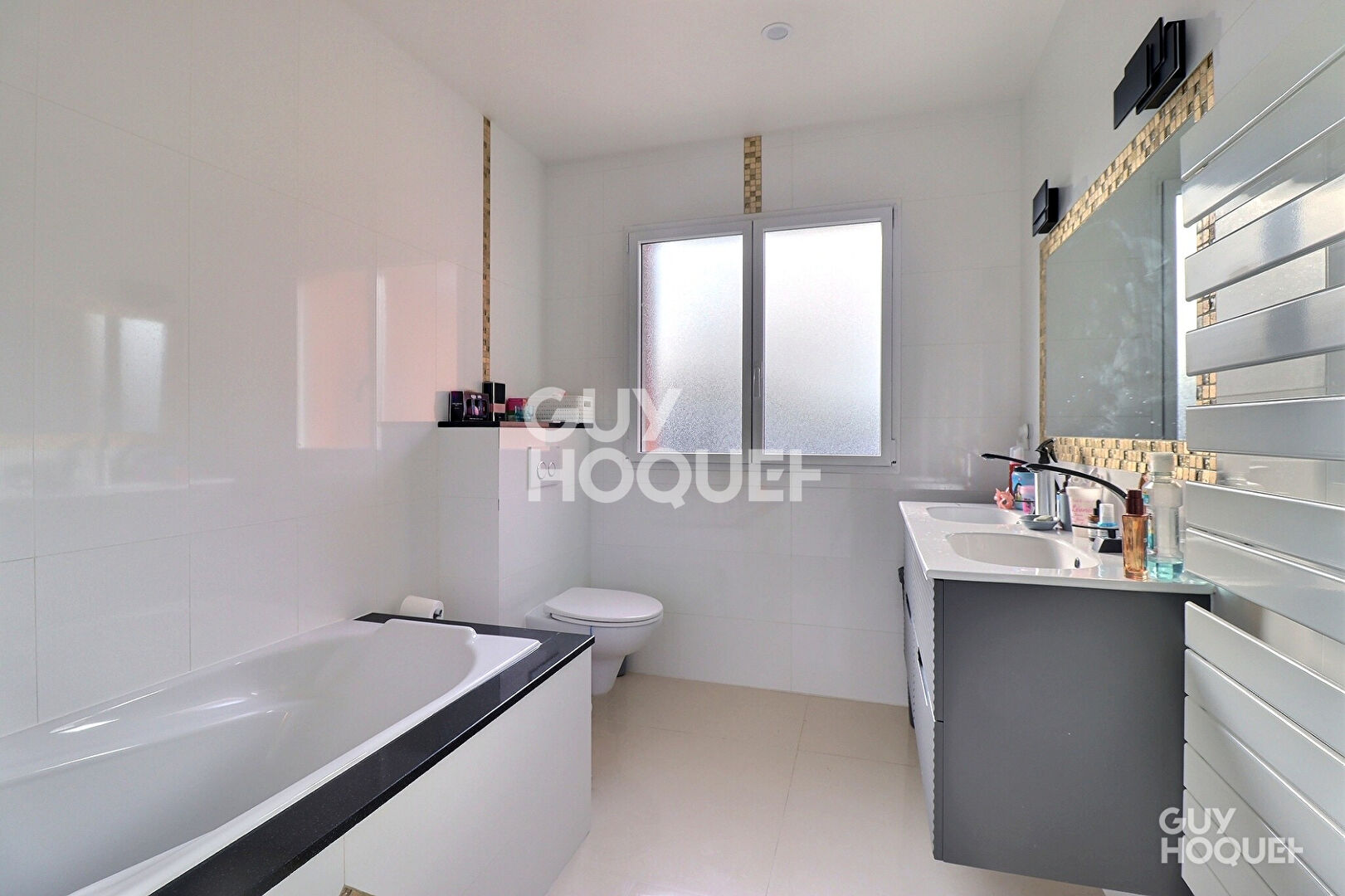 En vente  Villa d'architecte  sur terrain de 800 m², jardin arboré, double box