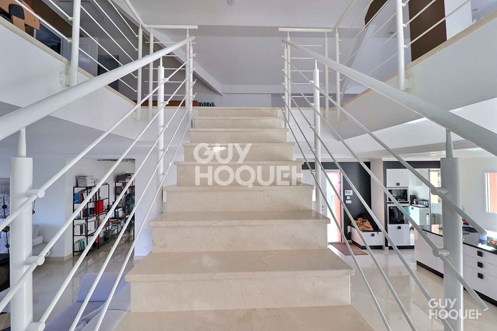 En vente  Villa d'architecte  sur terrain de 800 m², jardin arboré, double box