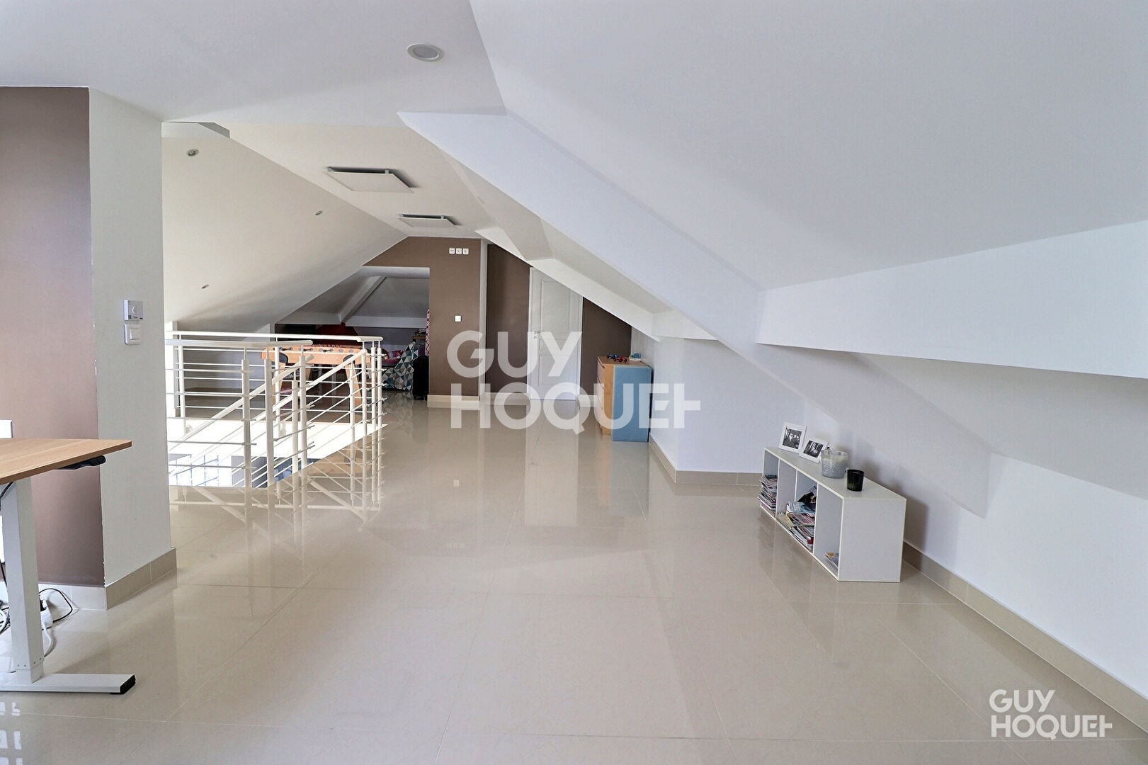 En vente  Villa d'architecte  sur terrain de 800 m², jardin arboré, double box