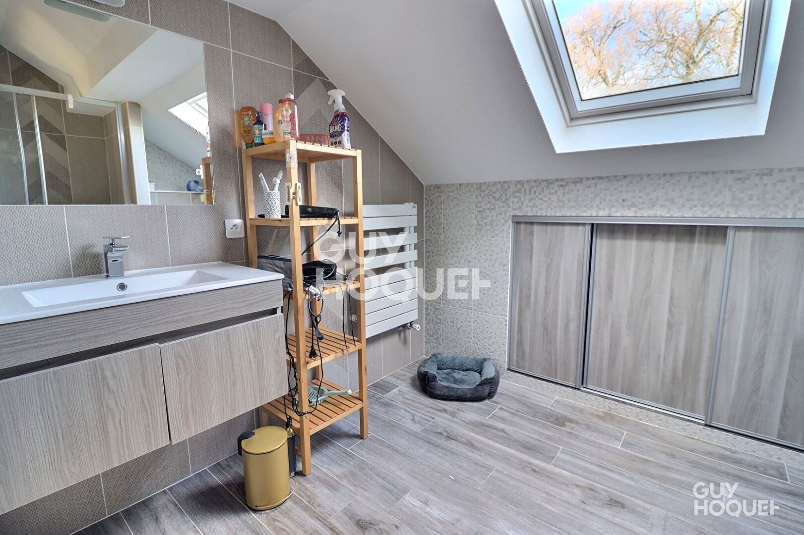 En vente  Villa d'architecte  sur terrain de 800 m², jardin arboré, double box