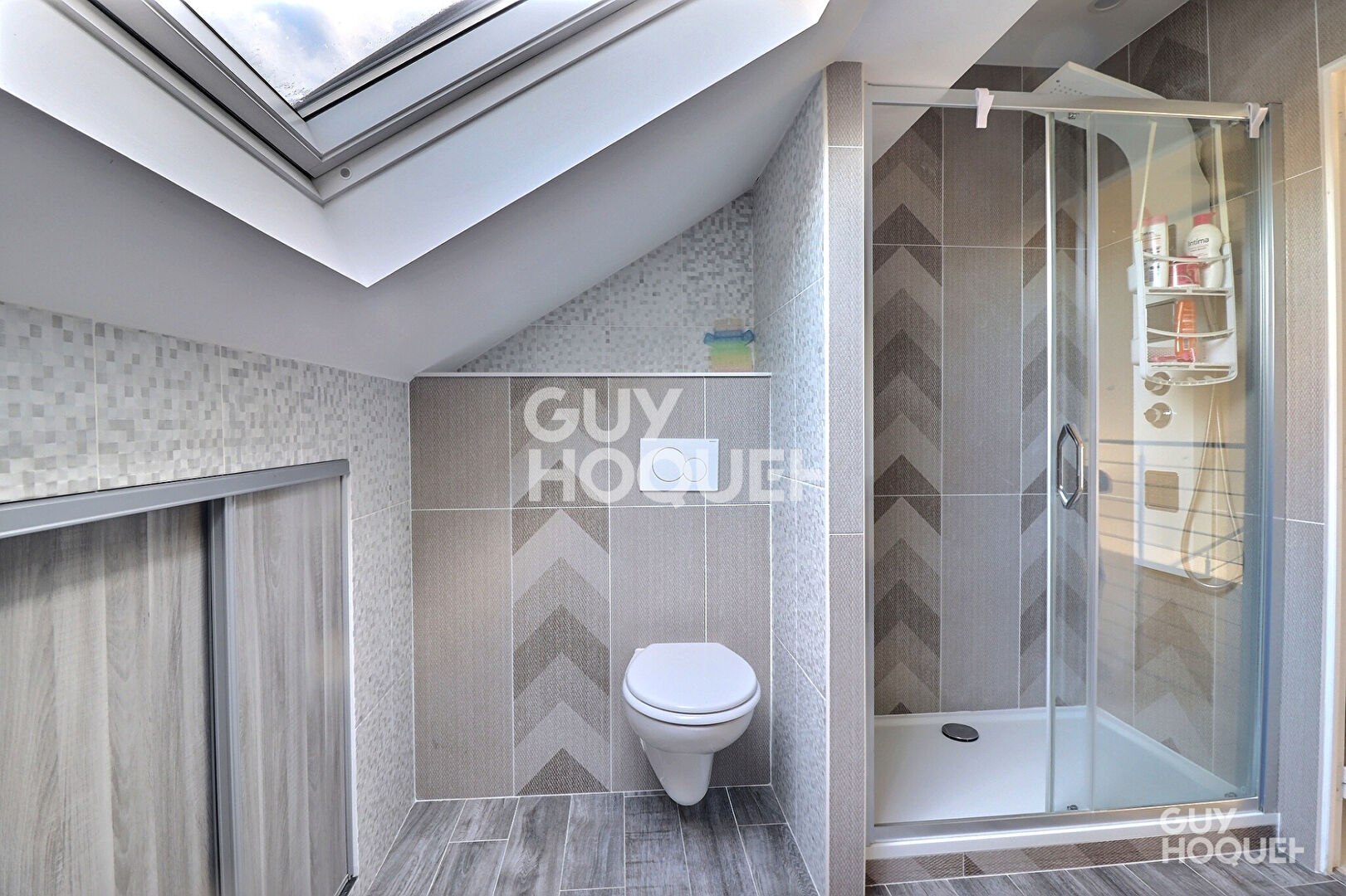 En vente  Villa d'architecte  sur terrain de 800 m², jardin arboré, double box