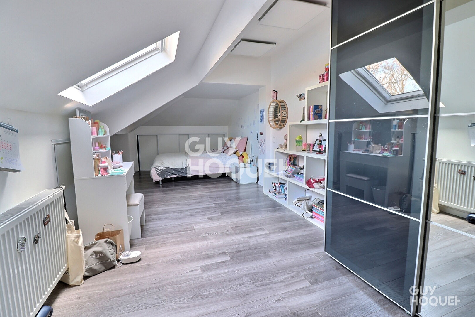 En vente  Villa d'architecte  sur terrain de 800 m², jardin arboré, double box