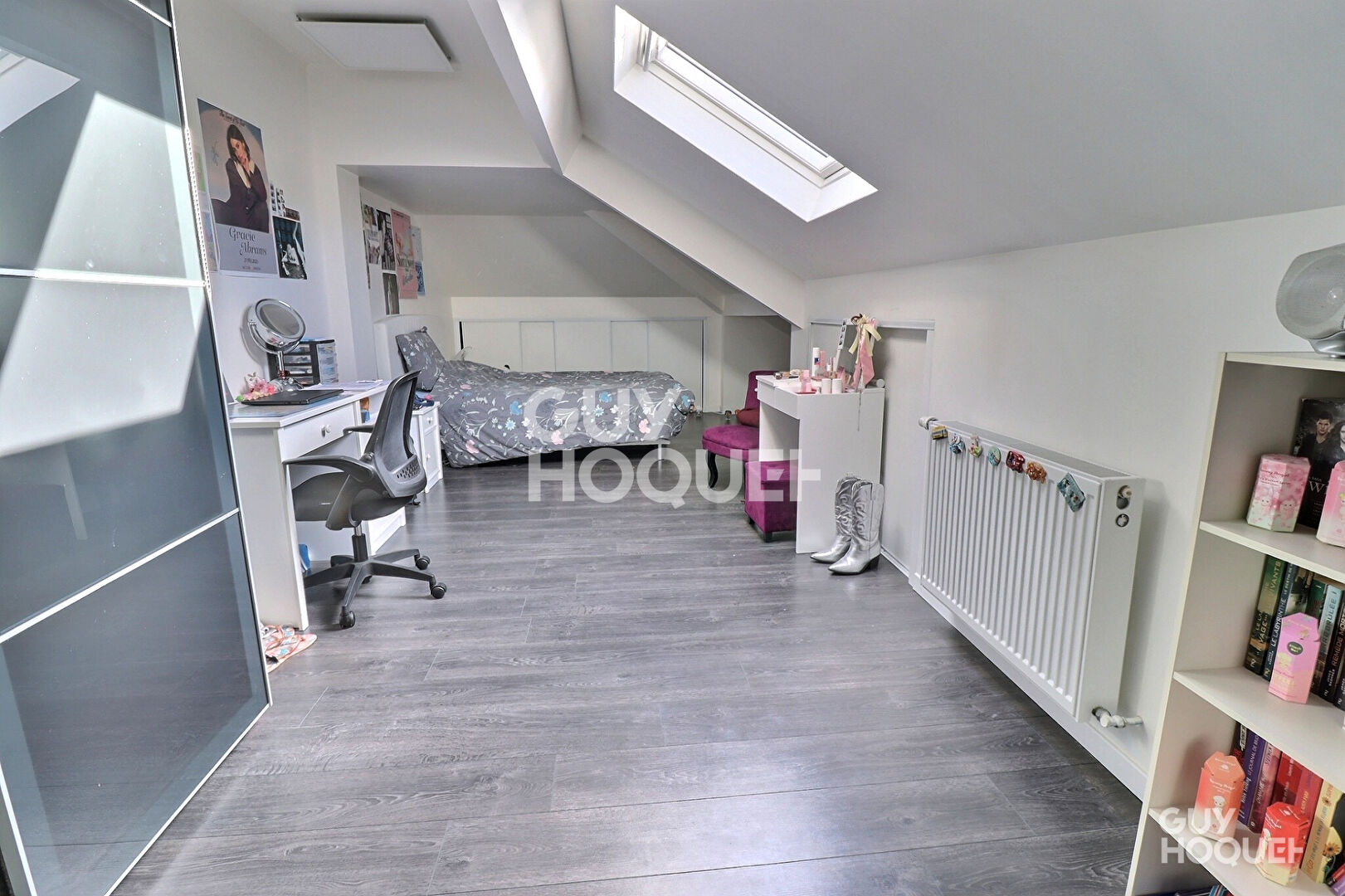 En vente  Villa d'architecte  sur terrain de 800 m², jardin arboré, double box