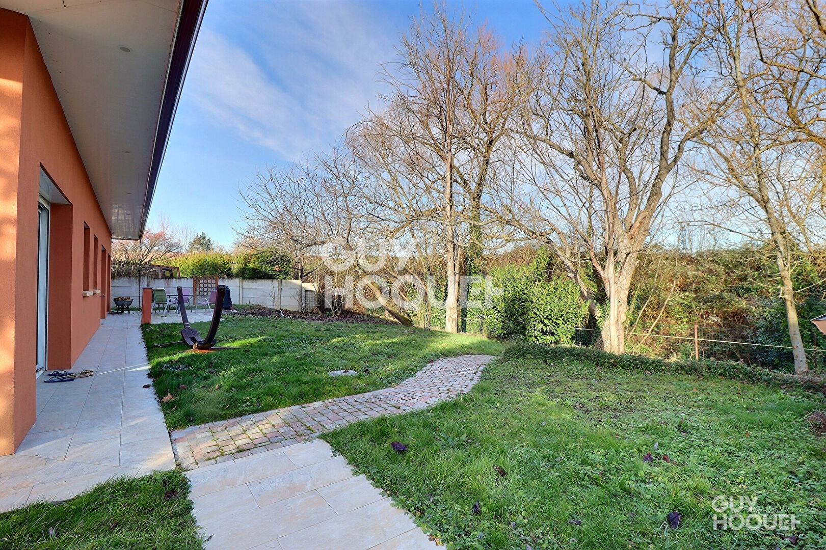 En vente  Villa d'architecte  sur terrain de 800 m², jardin arboré, double box