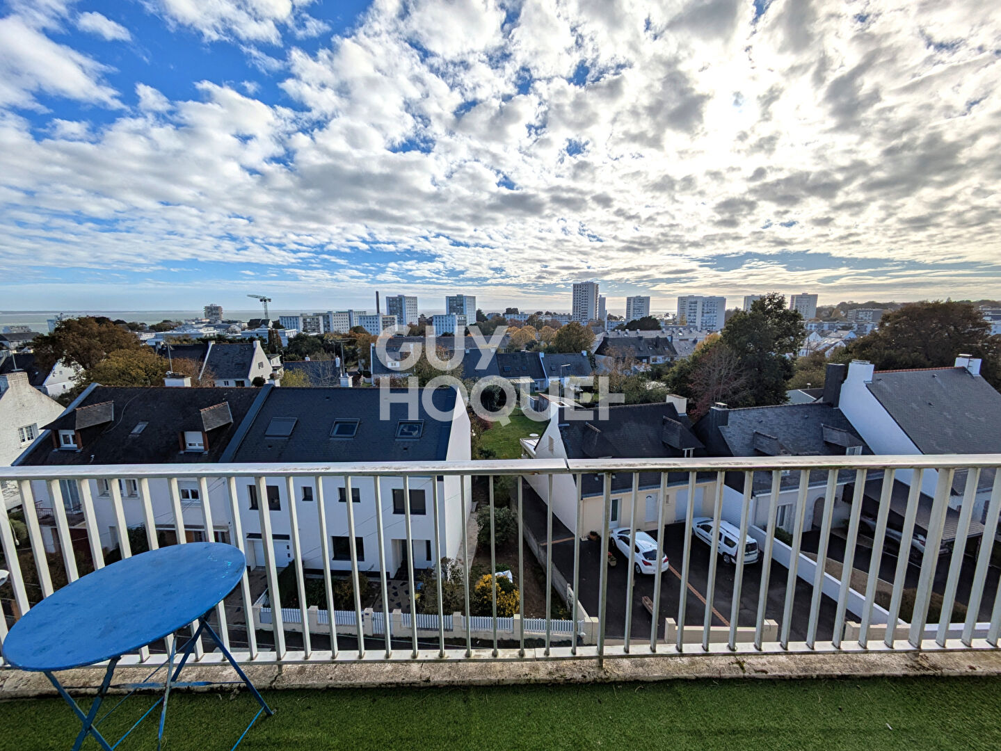 SAINT NAZAIRE, T2 rénové au dernier étage avec balcon vue mer