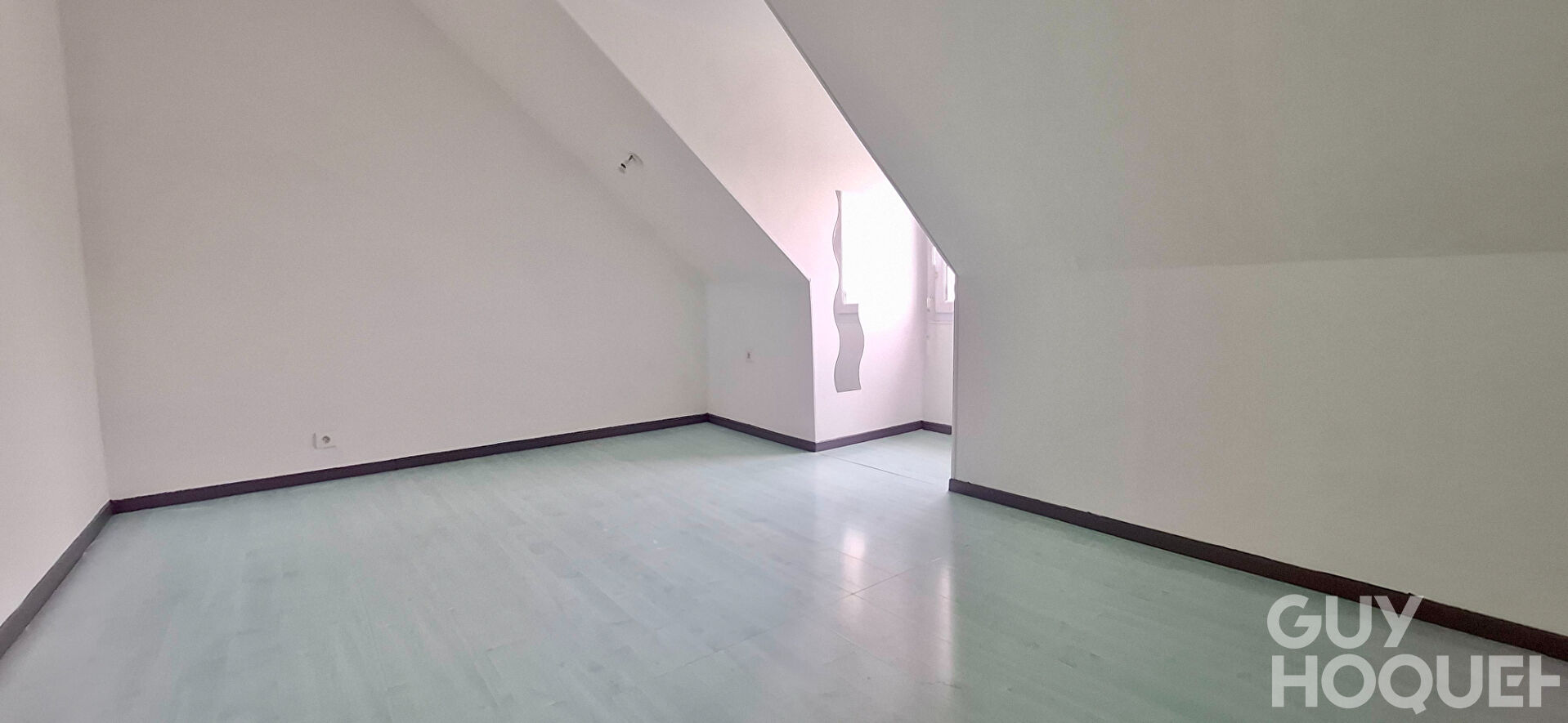 Pavillon individuel semi plain-pied - 4 chambres, Piscine et Performance Énergétique (DPE B)