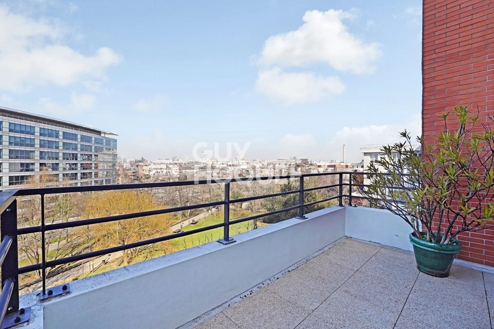 SAINT-OUEN RER C - 3 PIECES - 63 M² - BALCON