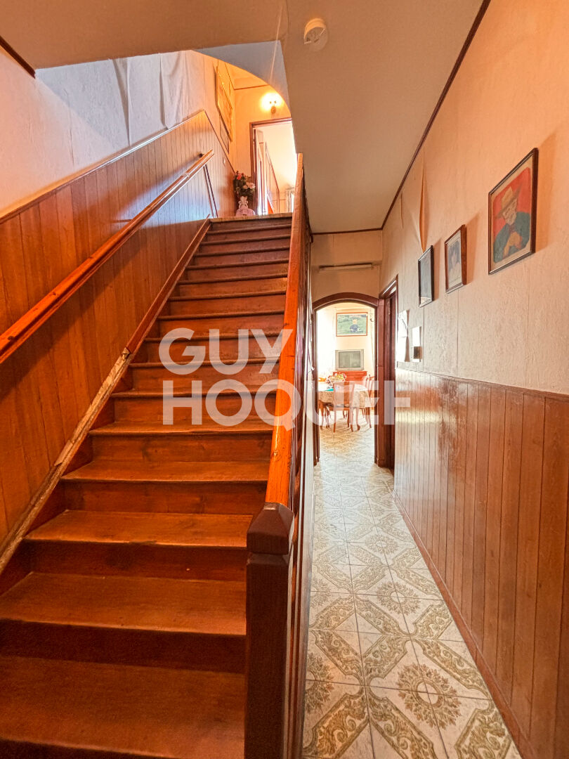 MAISON DE CHARME AVEC COUR  - RUE DU LANDY - 193 M² AU SOL 3 NIVEAUX - JARDIN - CAVE