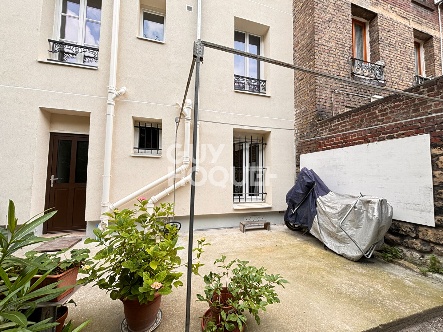 QUARTIER DES PUCES - 2 PIÈCES - 32 M²