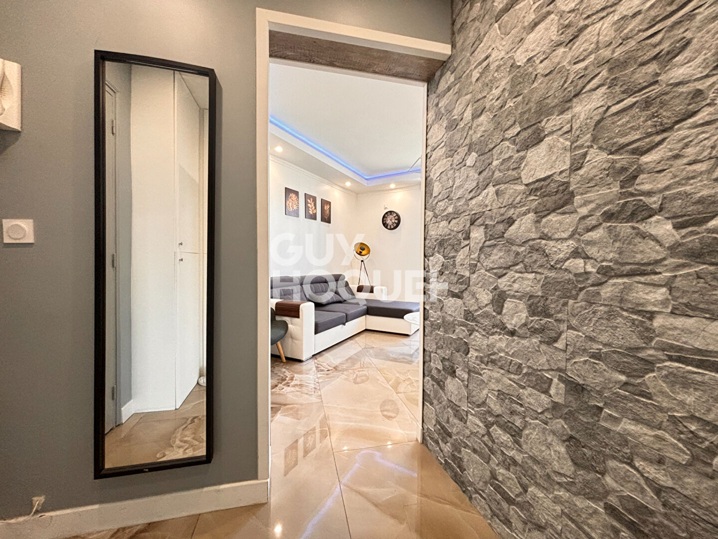 Mairie de St Ouen - 3 pièces 50m2 - Cave.