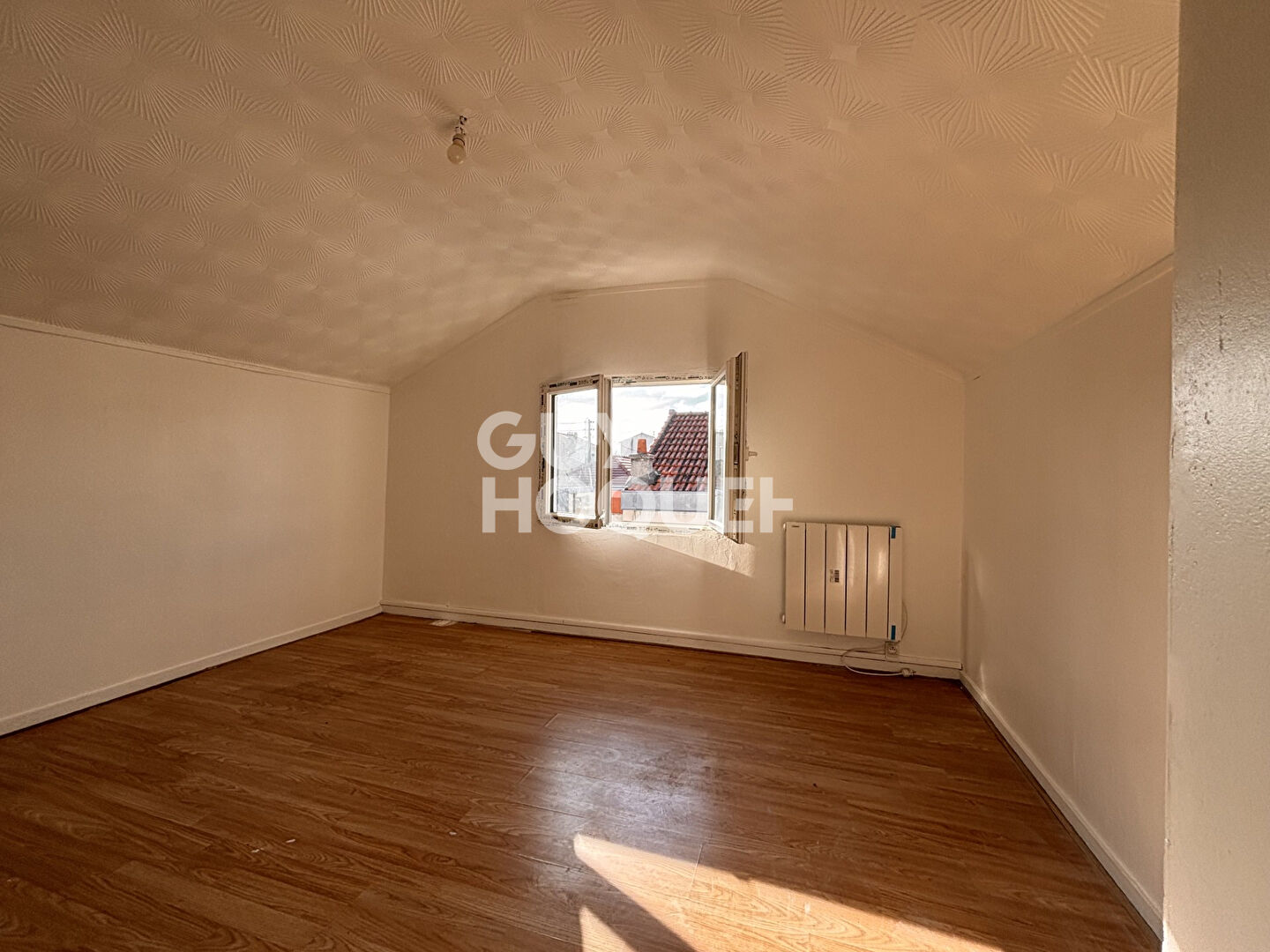 SAINT DENIS Maison familiale avec balcon, garage et fort potentiel