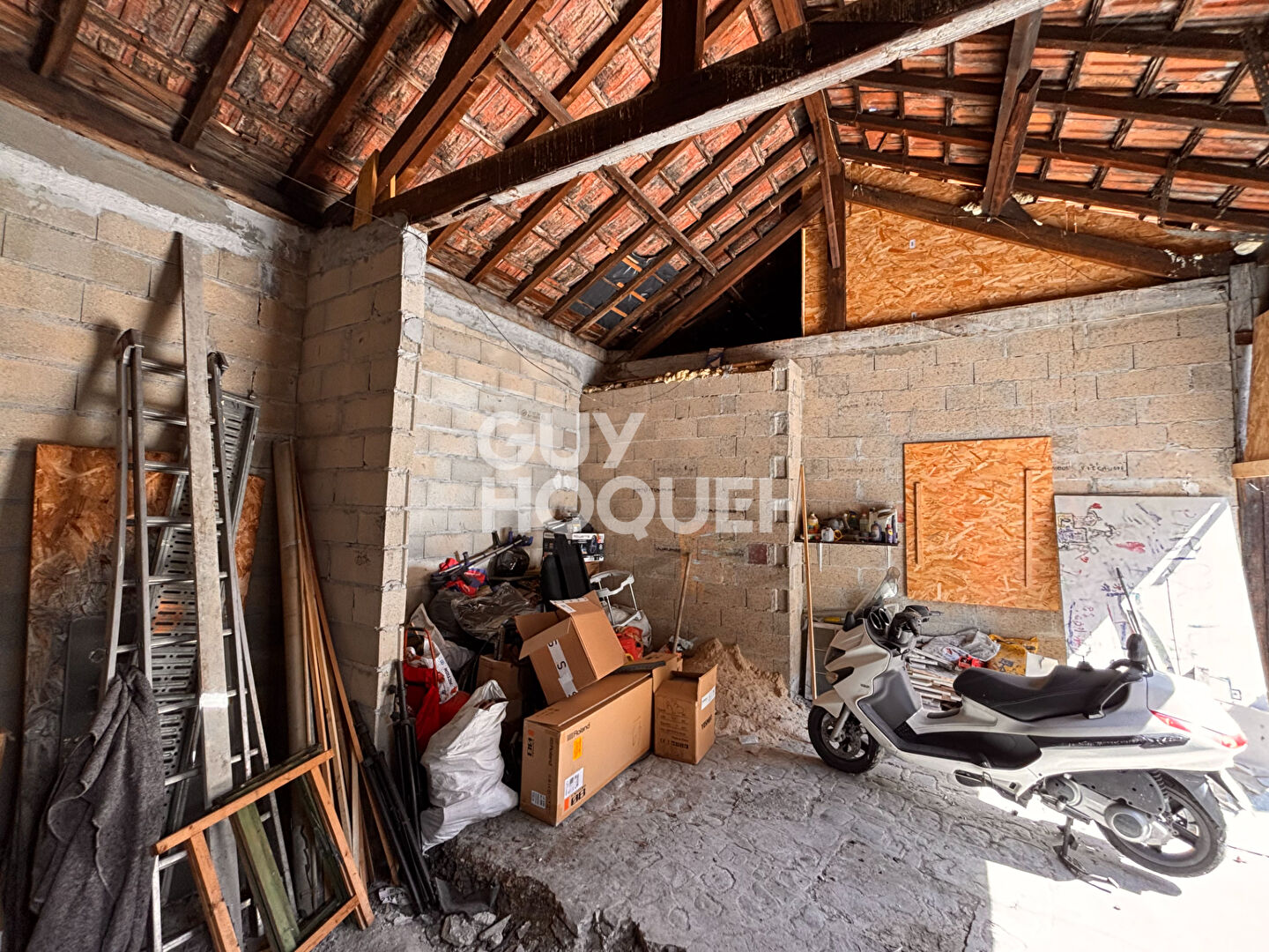 BIEN ATYPIQUE À FORT POTENTIEL. SAINT-OUEN MAIRIE