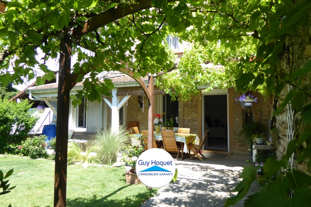 Belle maison en pierre avec jardin