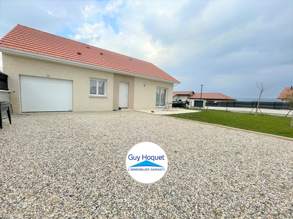 Belle maison récente de plain-pied avec jardin