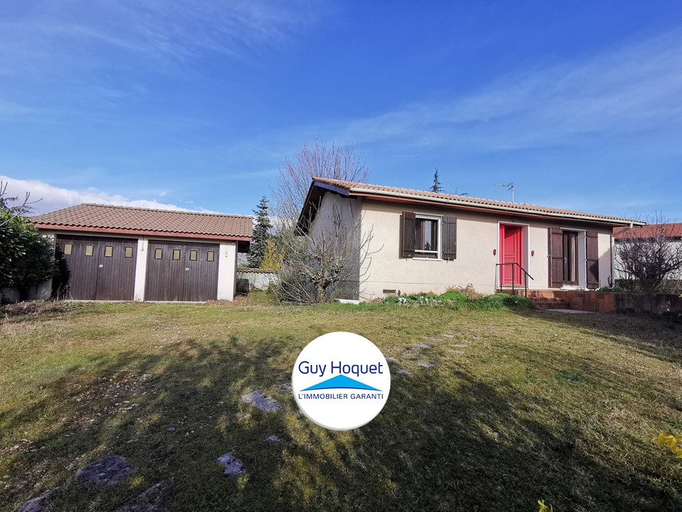Maison individuelle avec double garage et jardin