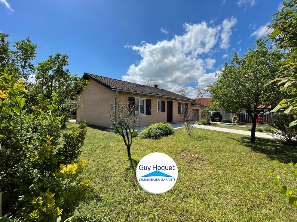 Maison de plain-pied avec env 680 m2 de jardin au calme