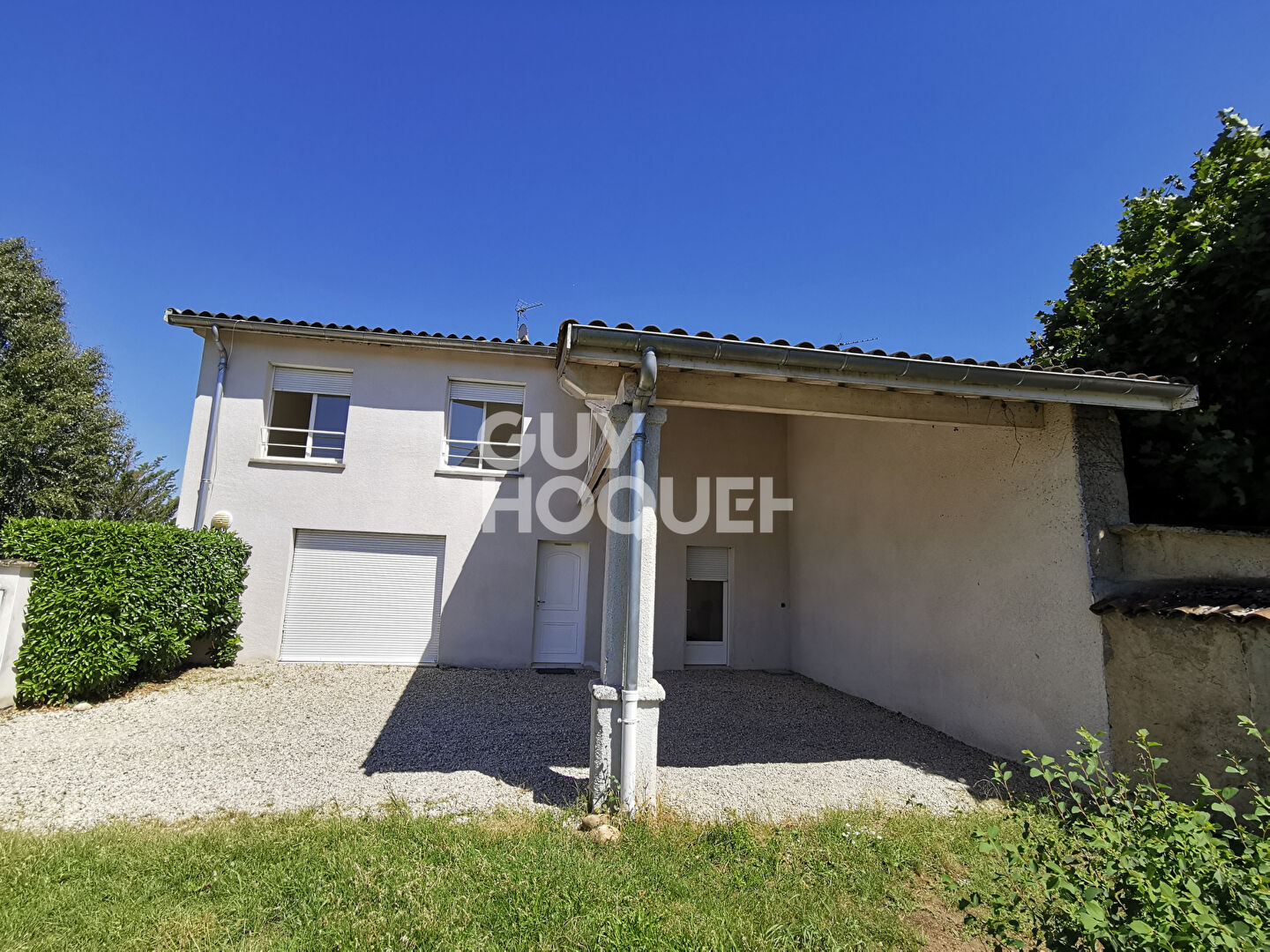 Belle maison mitoyenne avec terrasse couverte et jardin