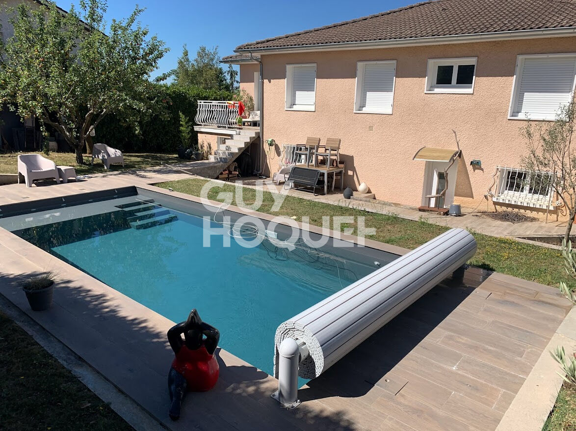 VIlla sur sous-sol avec piscine et une vue dégagée à Tignieu village