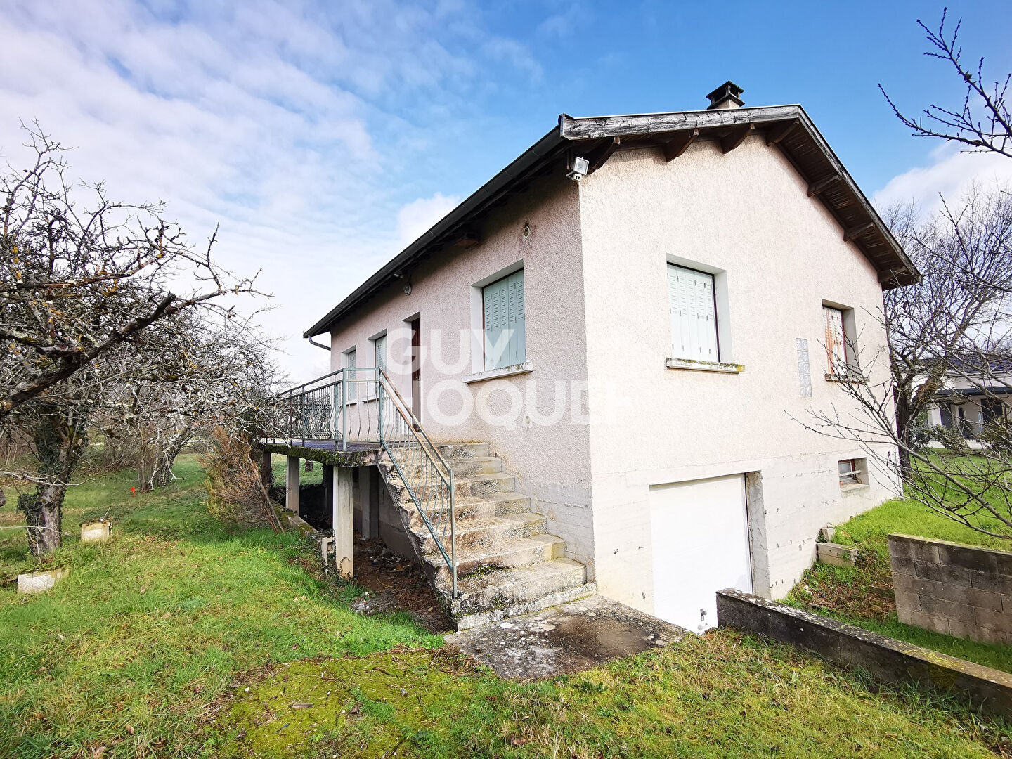 Maison sur sous-sol complet avec beau terrain