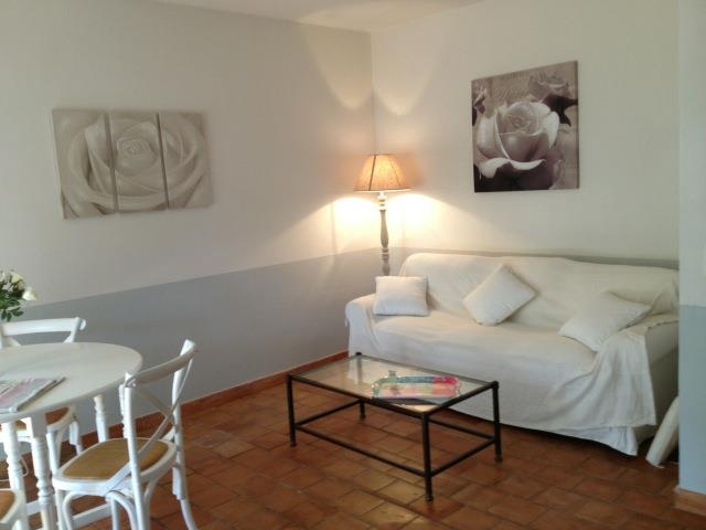 STUDIO RENOVE A 5 MN DE SAINT TROPEZ ET DES PLAGES