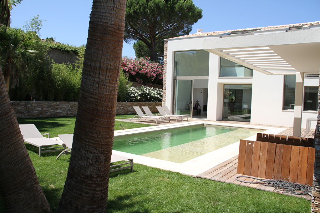 SAINT TROPEZ VILLA NEUVE LUXUEUSE ET CONTEMPORAINE