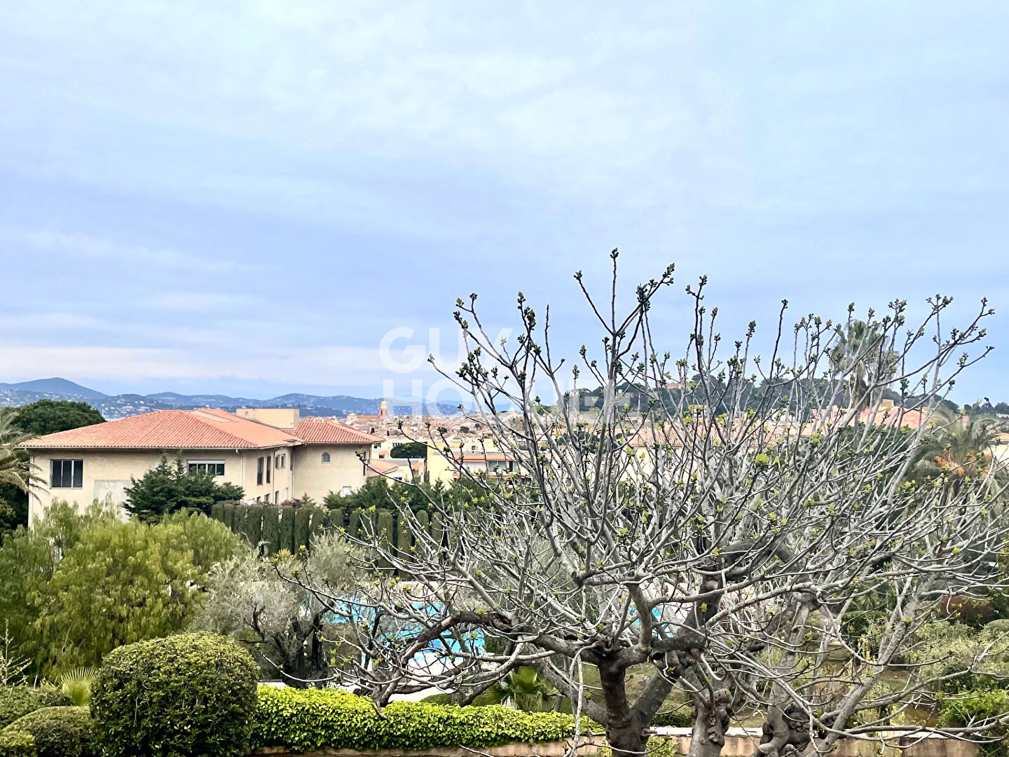 T2 VUE MER ET DEGAGEE PISCINE PARKING ET CAVE