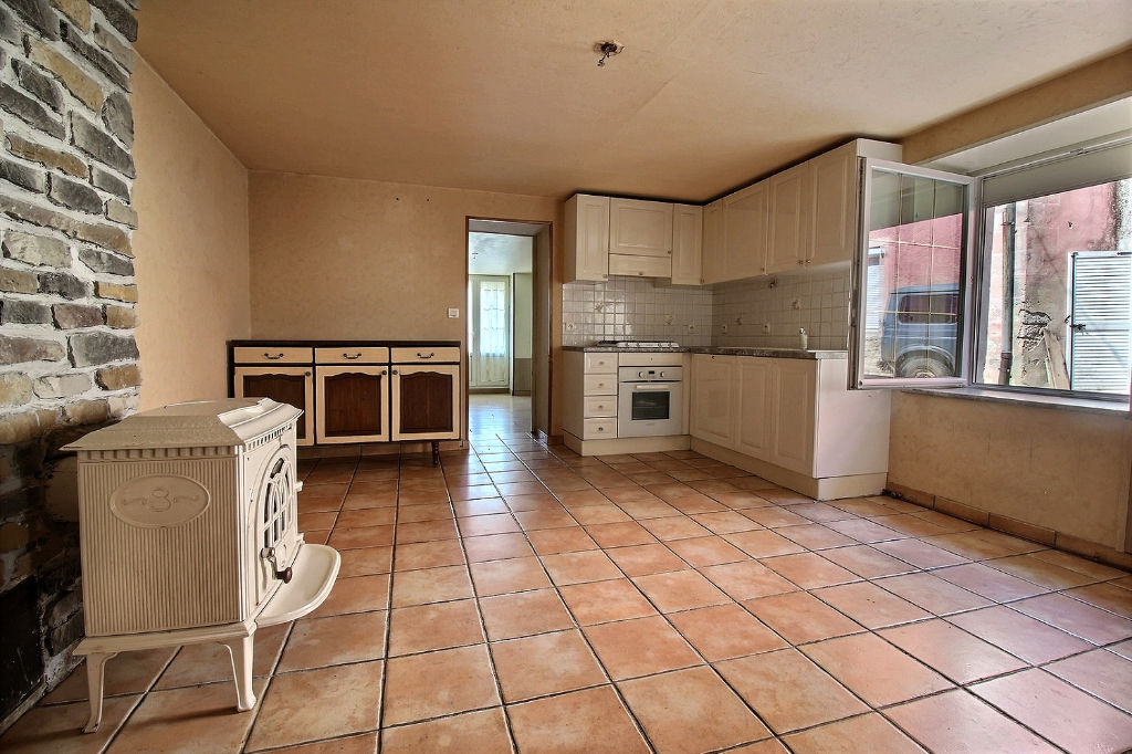 Entre QUINGEY et ARC ET SENANS, maison de 88 m² et ses dépendances - 9 ares de terrain