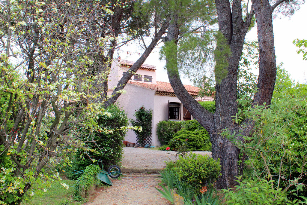 Villa au centre de Grans sur 1 284 m²