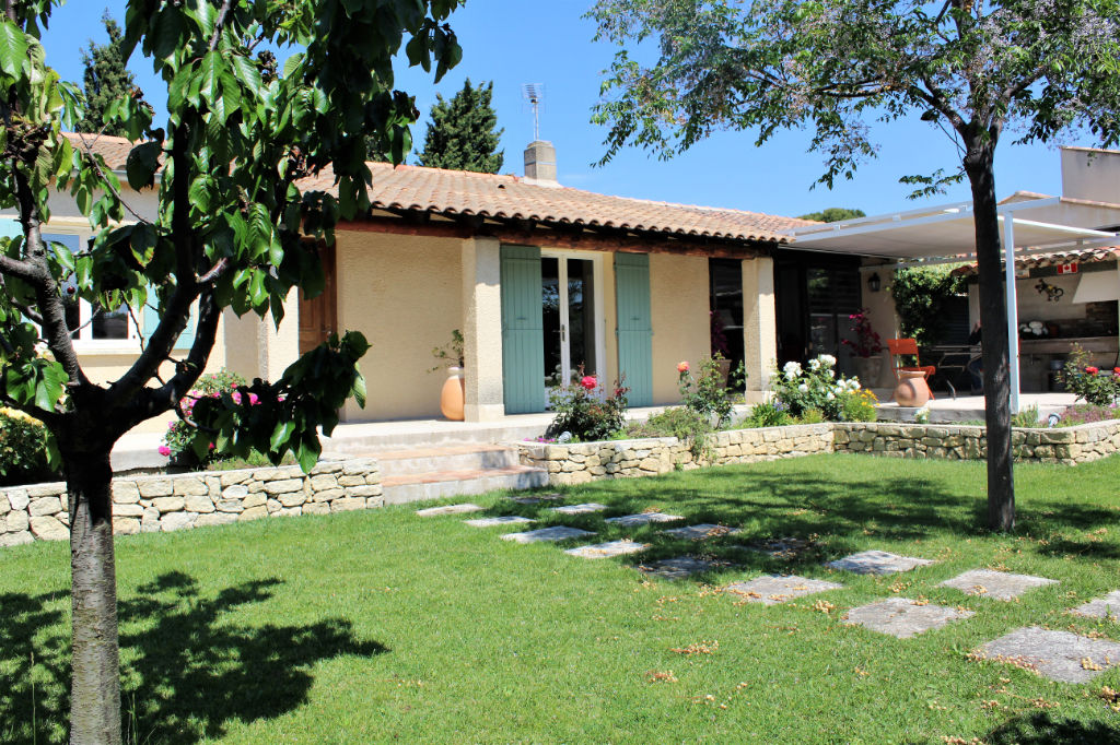 PELISSANNE Villa de plain pied avec jardin